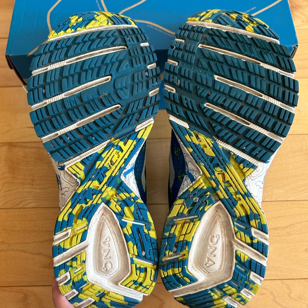 Brooks Launch 5 Blue and Yellow Athletic Shoes - Picture 5 of 7